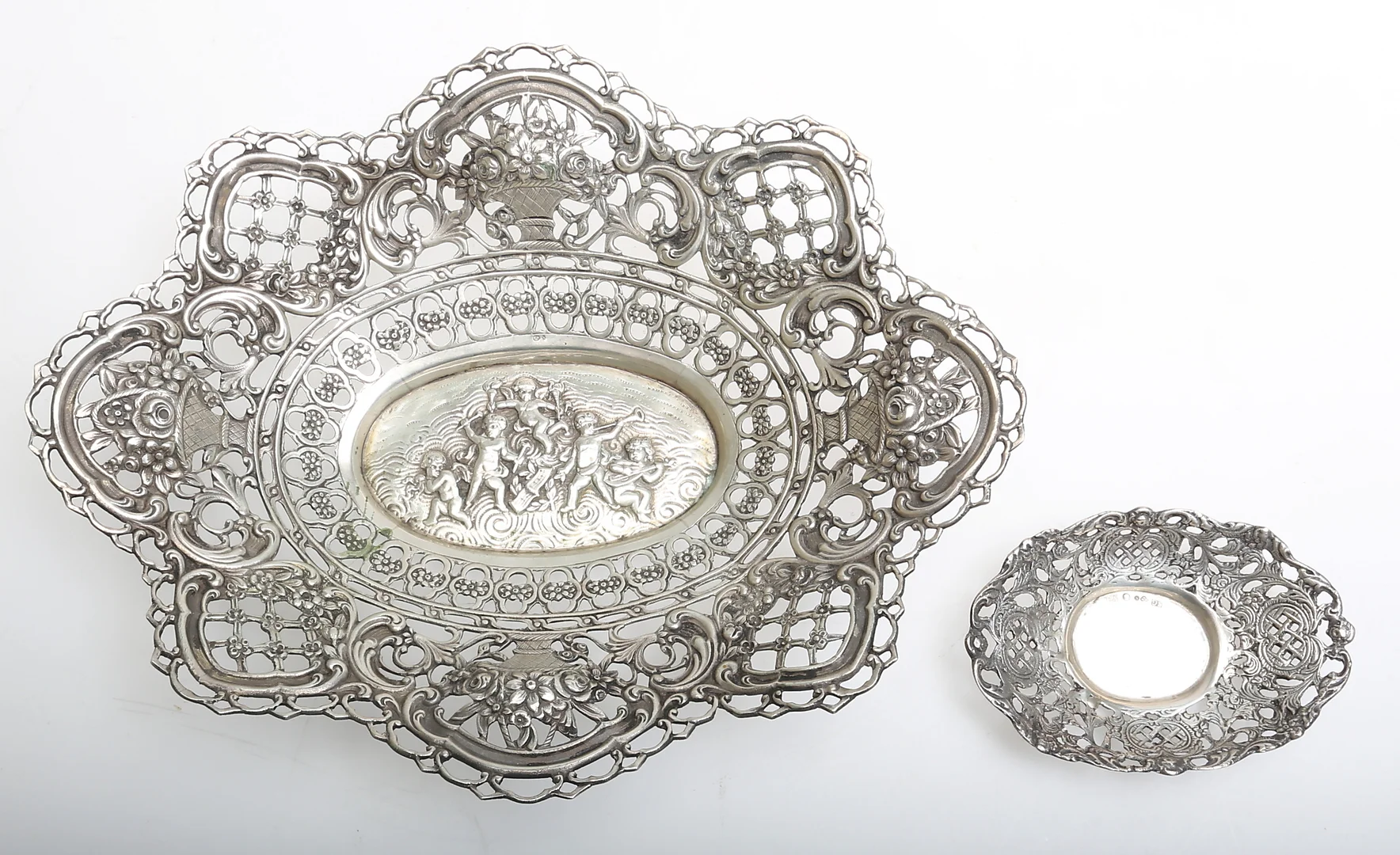 GALLERFAT, silver, 2 delar, rokokostil, 1900-tal. — Silver — Kalmar Auktionsverk