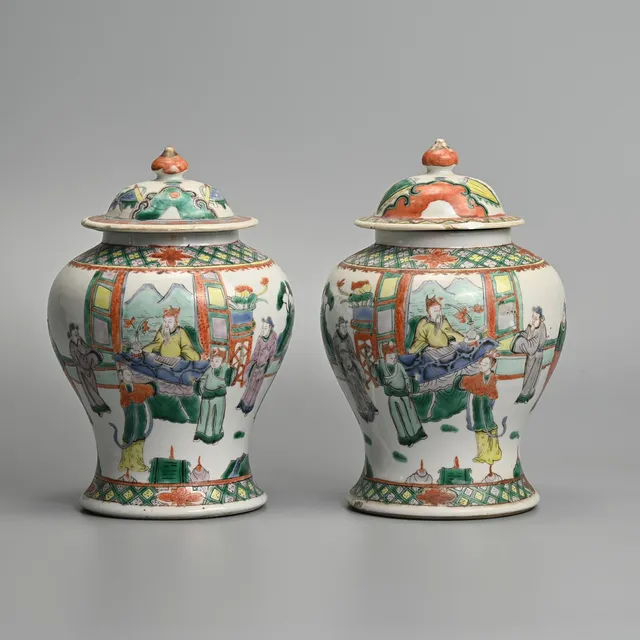 A MIRRORED PAIR OF CHINESE FAMILLE VERTE PORCELAIN JARS AND COVERS, LATE QING DYNASTY.