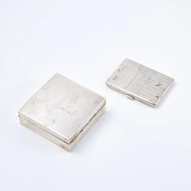 CIGARETTETUI samt HUMIDOR. 2 st , silver, svensk importstämpel samt andra märkt 830s import, invändigt med trä.