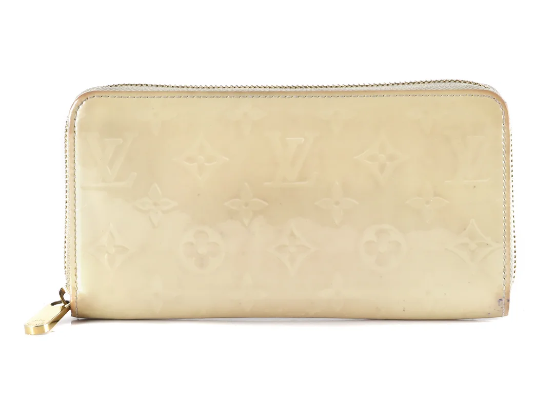 PLÅNBOK, LOUIS VUITTON, Zippy Organizer, monogram vernis, cremefärgd skinnlack, 20x11x2cm, 8st kontokortsfack, mynt, sedel, lite fläckar. — Accessoarer/Plånböcker — Kaplans