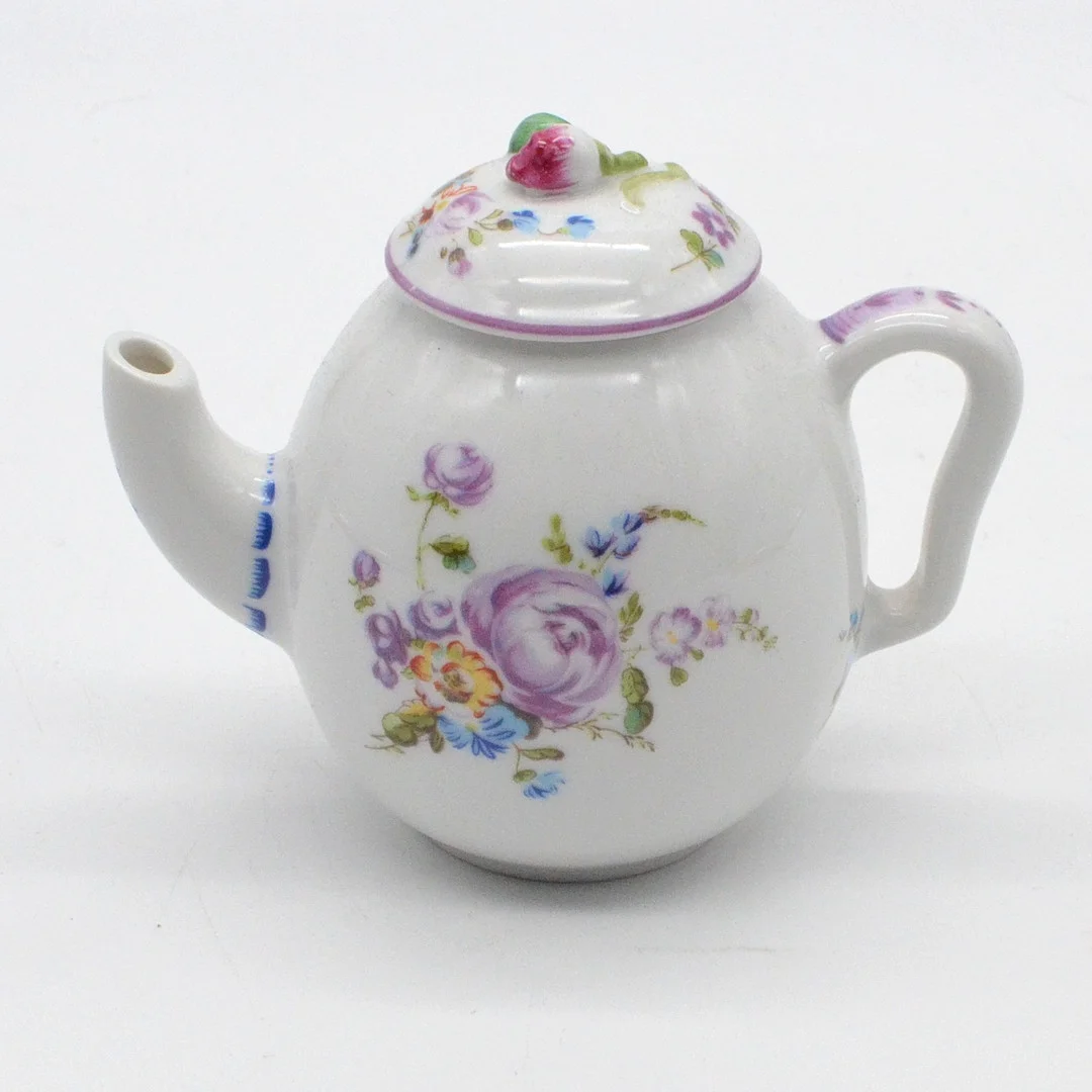FRANKLIN MINT, VICTORIA & ALBERT, "MENNECY", UM 1985, KLEINE TEEKANNE AUS PORZELLAN. — European — Kunst- und Auktionshaus Kleinhenz