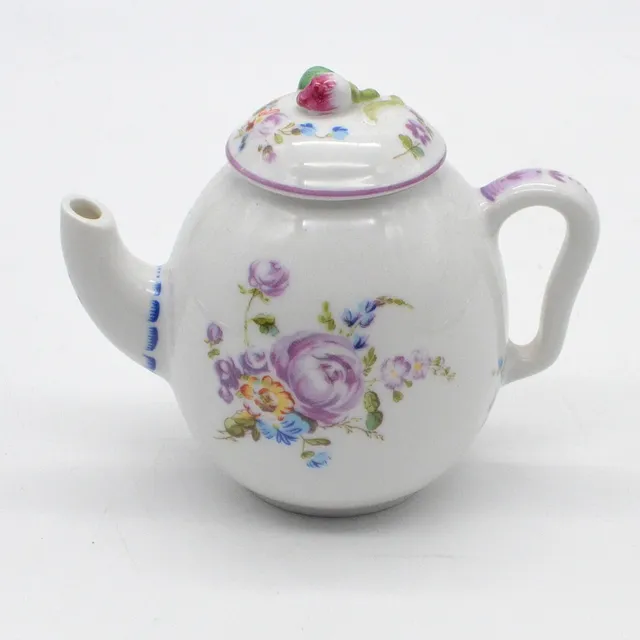 FRANKLIN MINT, VICTORIA & ALBERT, "MENNECY", UM 1985, KLEINE TEEKANNE AUS PORZELLAN.