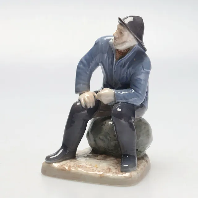 SVEND JESPERSEN. Figurin, fiskare, porslin, nr 2370, Royal Copenhagen, Danmark.