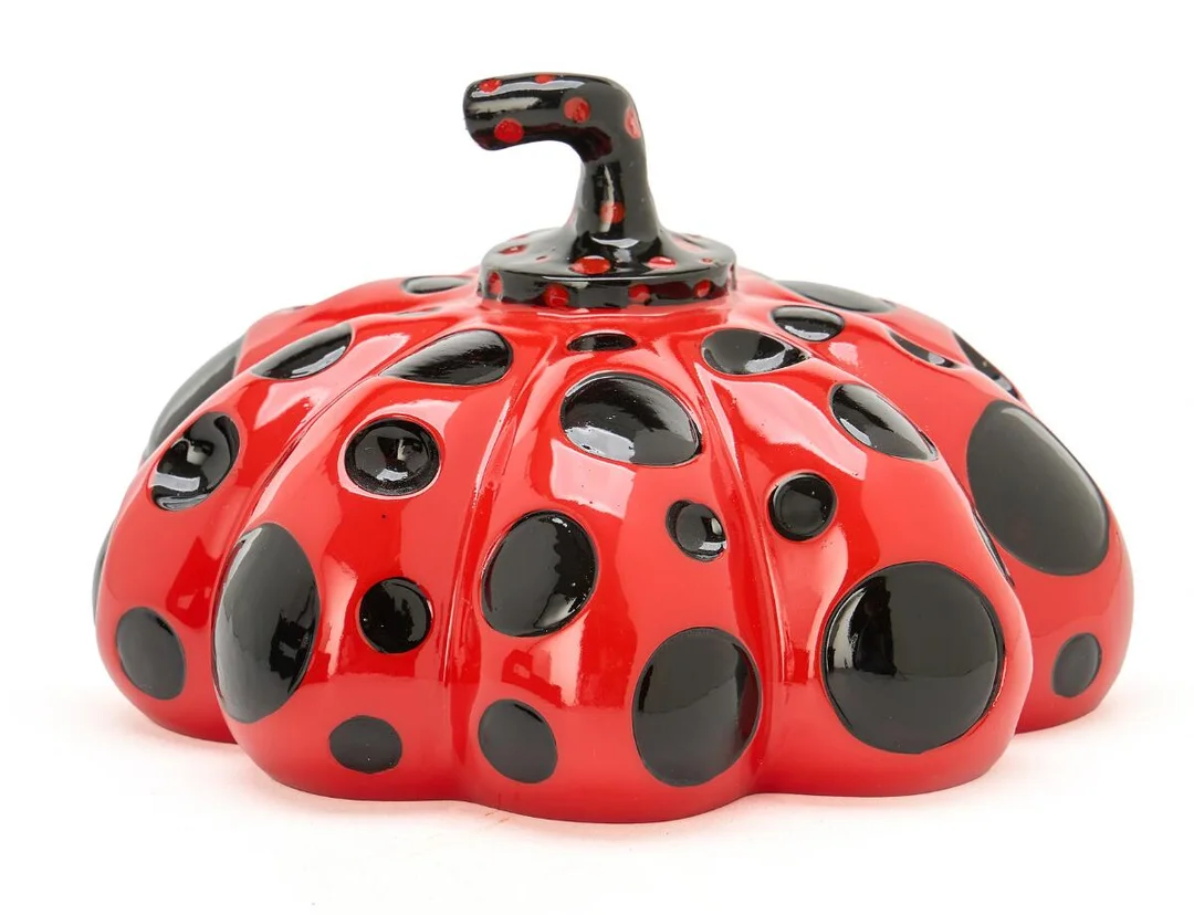 “Naoshima Red Pumpkin”, 2015. Stamped. Published by Benesse Holdings, Inc. Painted and varnished resin. 8.5×13.5 cm. In original box. — Modern Sculptures/Modern art — Bruun Rasmussen