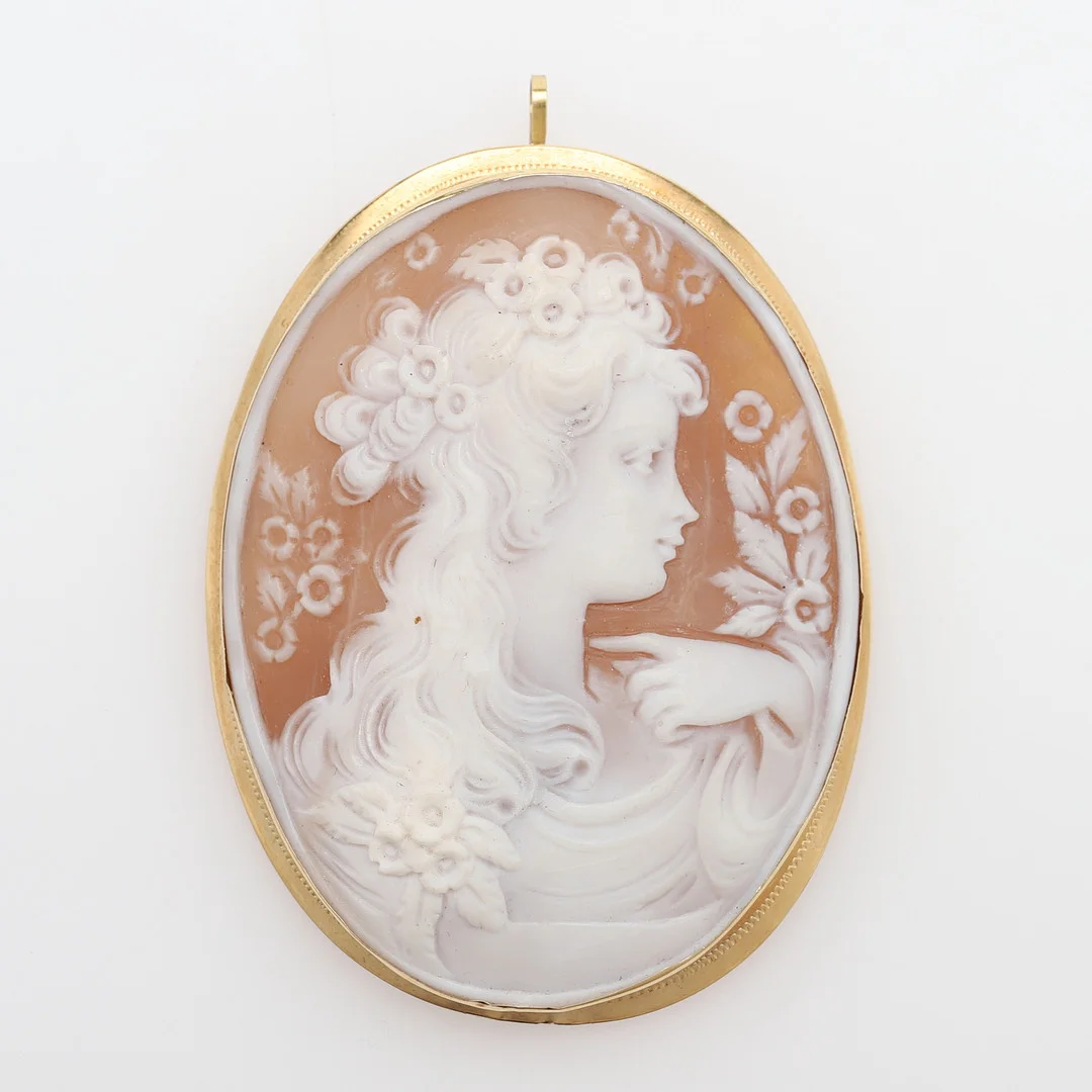 BROSCH MED KAMÉ. — Brooches & Pendants — Crafoord Auktioner Lund