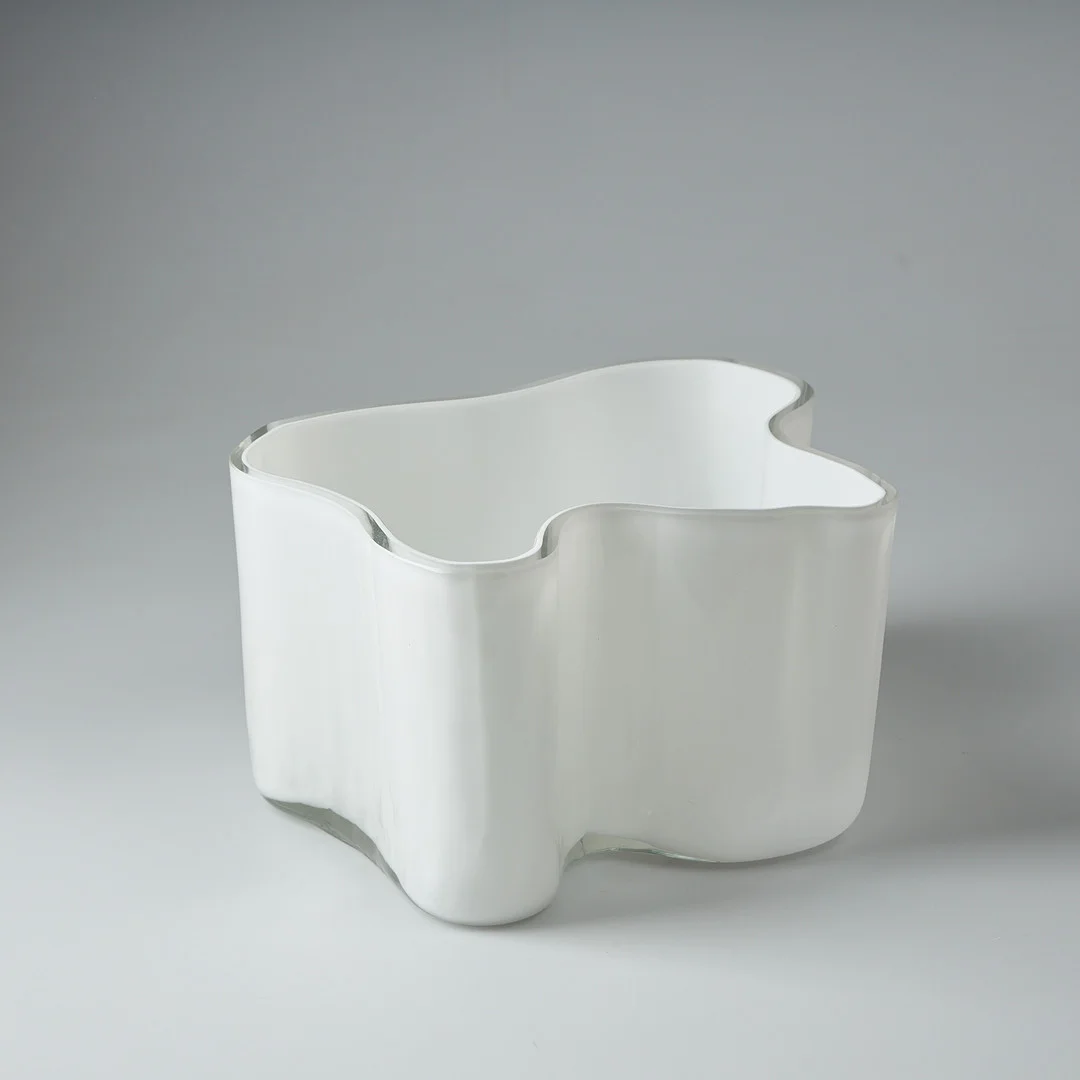 ALVAR AALTO. AALTO VAS. Signerad Alvar Aalto. Modell 3031, Iittala, 1950/60-tal. — Art glass — Stockholms Auktionsverk Helsinki