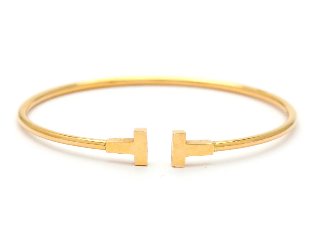 TIFFANY & CO, armring, Narrow T Wire Bracelet, 18K roséguld, 5x4,4 cm, vikt 5,3 g, originaletui, påse, ytterask. — Smycken/Armring — Kaplans