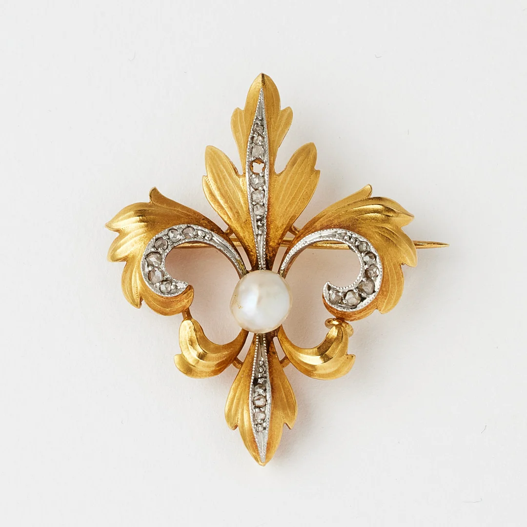 BROSCH, 18 k guld/platina, dekor av 1 boutonpärla samt rosenslipade diamanter, i form av en fransk lilja, ciselerade blad. — Brooches & Pendants — Stockholms Auktionsverk Fine Art