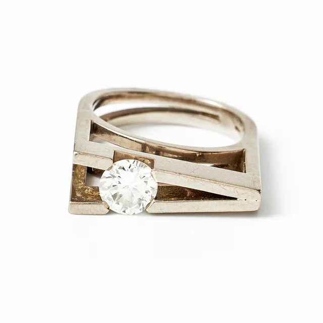 REY URBAN. Ring, 18 k rodierat vitguld, briljant 0,82 ct., enligt gravyr, ostämplad men sannolikt av Rey Urban, Stockholm 1960/1970-tal.
