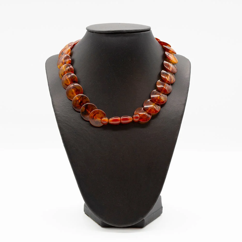 DESIGNER COLLIER AUS BERNSTEINFARBENEN PLÄTTCHEN, VINTAGE, 1950ER JAHRE, MIT VERSCHLUSS. — Necklace — Kunst- und Auktionshaus Kleinhenz