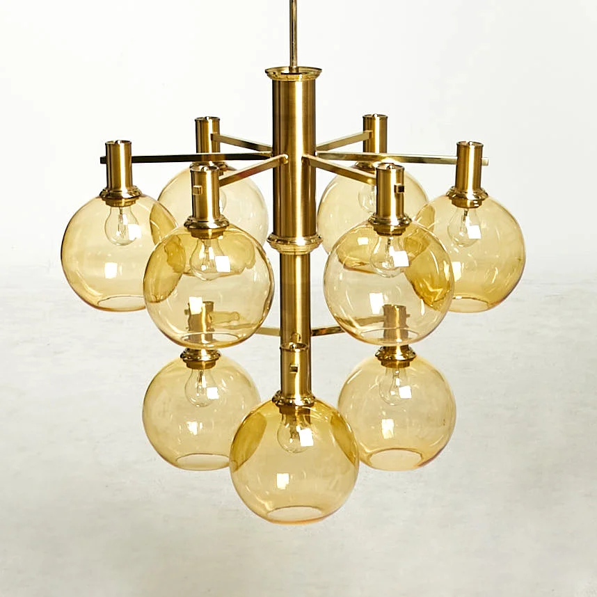 ERIK WÄRNÅ. Takkrona, stor modell, EWÅ, stomme i mässing med 9 lampglober i två nivåer, bärnstensfärgat glas från Rosdala glasbruk, 1960/70-tal. — Ceiling lights — Stockholms Auktionsverk Sickla