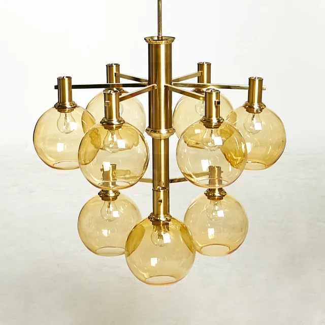 ERIK WÄRNÅ. Takkrona, stor modell, EWÅ, stomme i mässing med 9 lampglober i två nivåer, bärnstensfärgat glas från Rosdala glasbruk, 1960/70-tal.