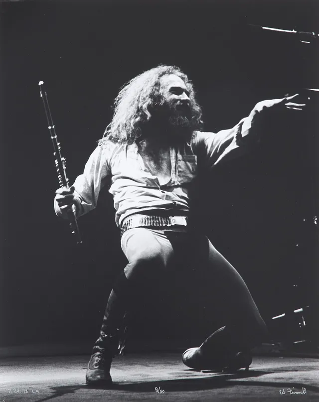 ED FINNELL (USA/SVERIGE, FÖDD 1956). Ian Anderson, Jethro Tull, "A Passion Play Tour", Los Angeles, 20 Juli 1973, signerat Ed Finnell, numrerat 8/50, analogt (darkroom made) silvergelatin fotografi, ilford multigrade v rc-papper.