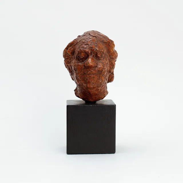 NINNAN SANTESSON. Skulptur i form av kvinnohuvud, patinerad konstmassa, signerad.