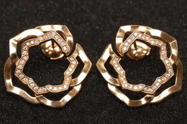 PIAGET ROSE. ÖRHÄNGEN (2) , 18 K, ROSEGULD MED DIAMANTER .