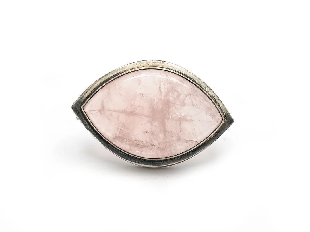 BROSCH, silver, navetteformad rosenkvarts, 4,5 x 3 cm, svensk kontrollstämpel, vikt 13,6 g. — Smycken/Brosch — Kaplans