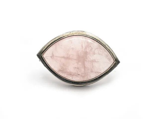 BROSCH, silver, navetteformad rosenkvarts, 4,5 x 3 cm, svensk kontrollstämpel, vikt 13,6 g.