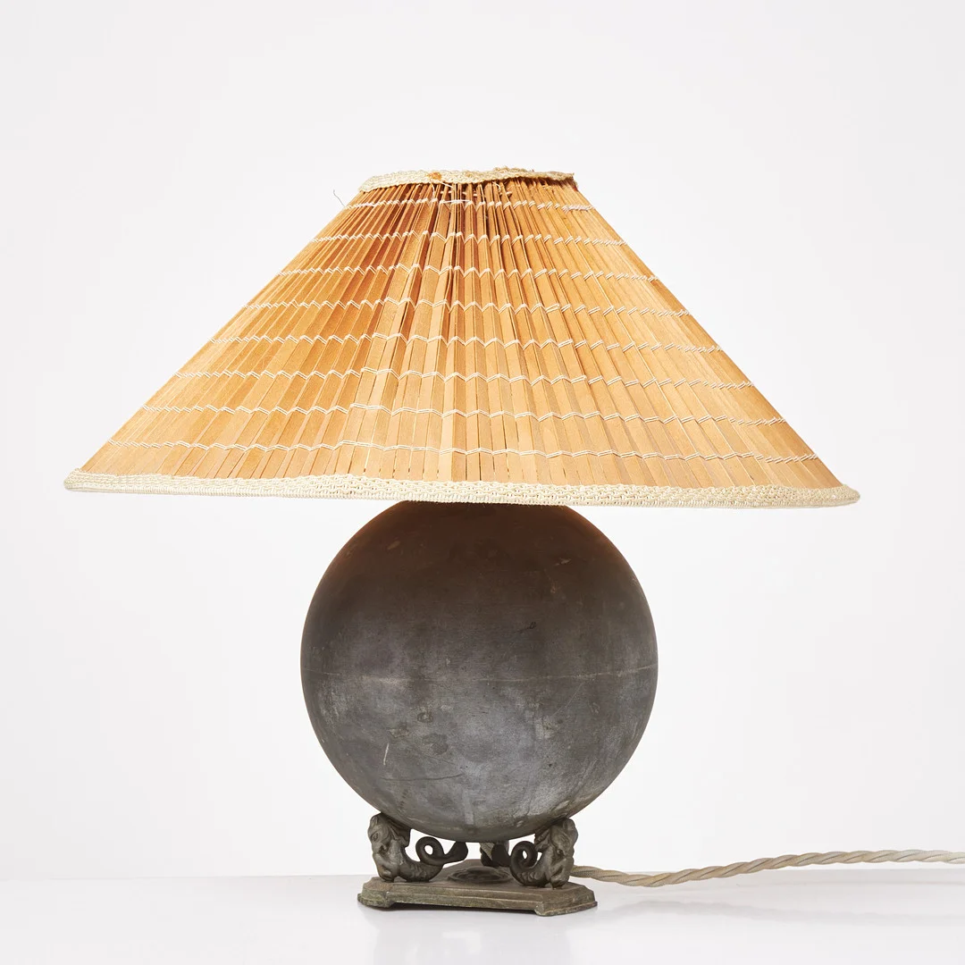 BORDSLAMPA, Swedish Modern, metall, skärm i trä och textil, lampfoten i form av klot uppburen av stenbockar, 1900-talets första hälft. — Table Lamps — Stockholms Auktionsverk Sickla