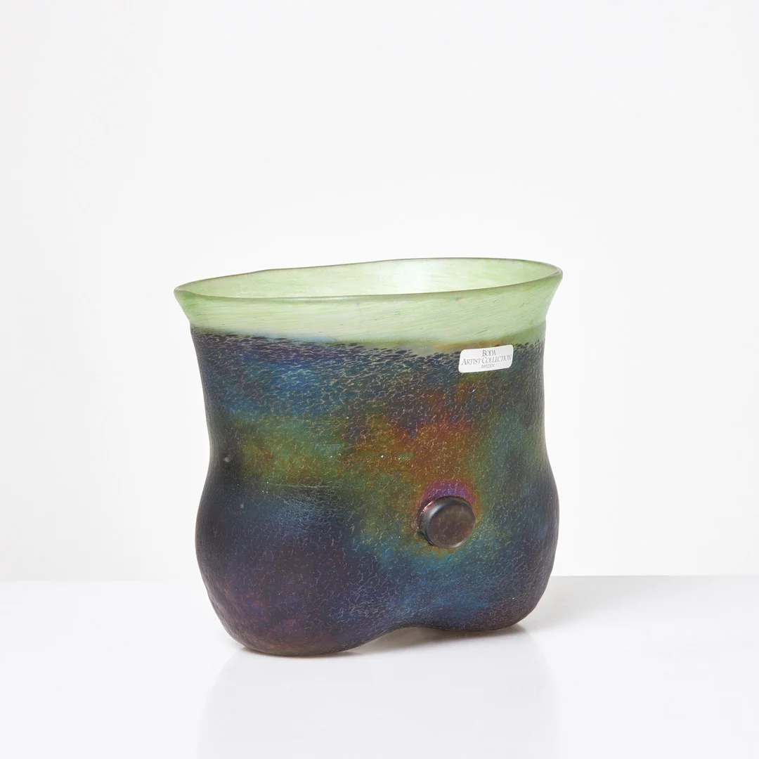 BERTIL VALLIEN. vas, "Vulcano", glas, Artist Collection, Boda, signerad. — Art glass — Stockholms Auktionsverk Sickla