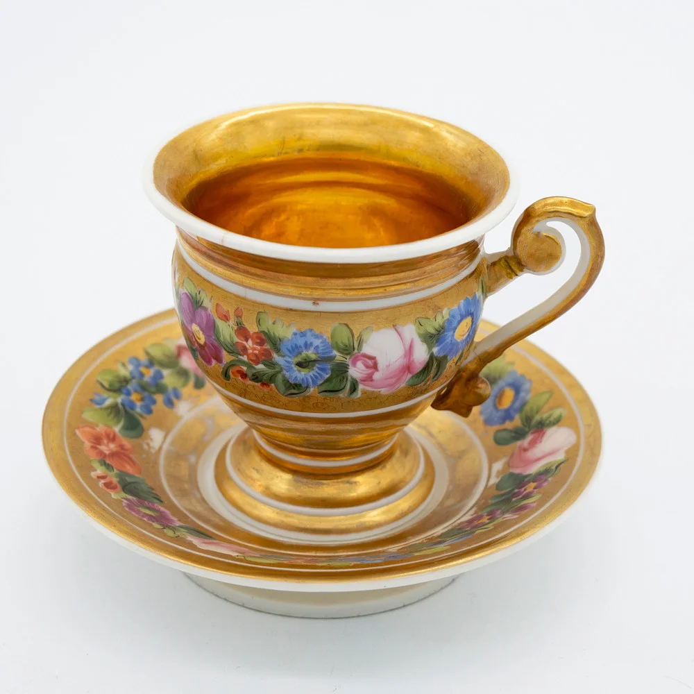 PORZELLAN TASSE MIT UNTERTELLER, ANFANG 19. JAHRHUNDERT FRANZÖSISCH EMPIRE, KARTUSCHE MIT MONOGRAMM, HANDBEMALT, MIT BLUMENDEKOR. — European — Kunst- und Auktionshaus Kleinhenz