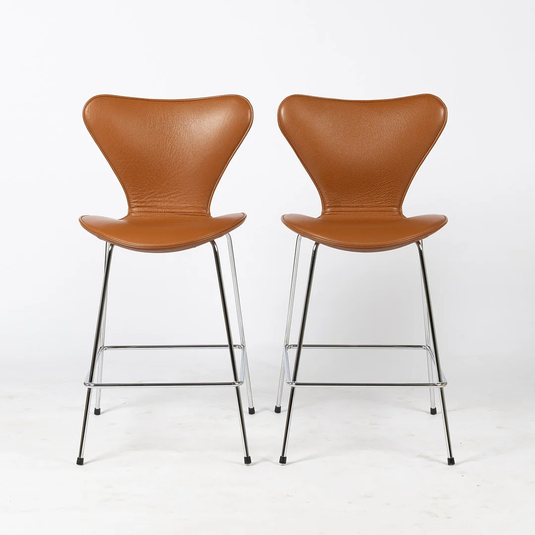 ARNE JACOBSEN. "Sjuan", barstolar, ett par, Fritz Hansen, Danmark. — Armchairs & Chairs — Stockholms Auktionsverk Helsingborg