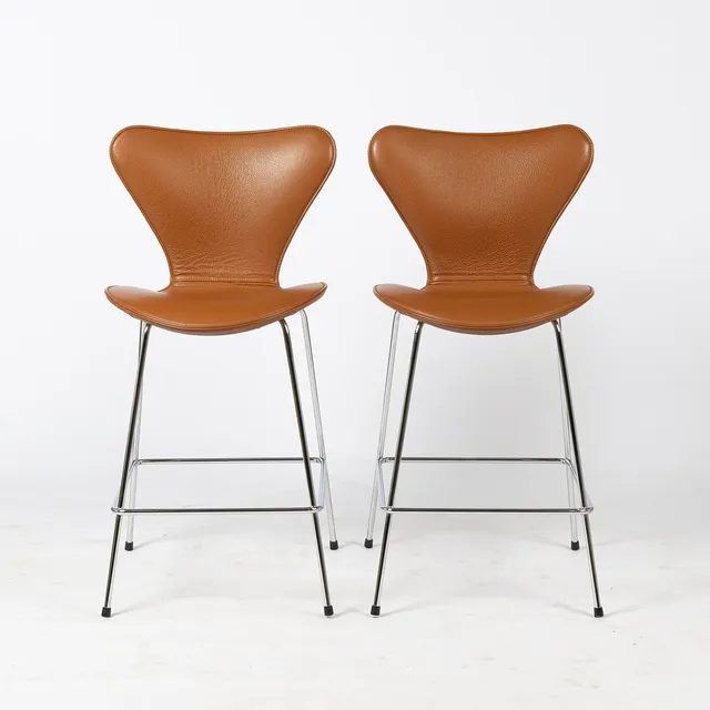 ARNE JACOBSEN. "Sjuan", barstolar, ett par, Fritz Hansen, Danmark.
