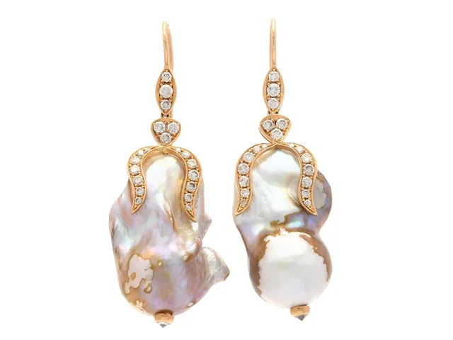 PÄRLÖRHÄNGEN, 18K guld, odlade barocka sötvattenspärlor, 42 briljantslipade diamanter ca 1,10 ctv, ca TW-TCr/VS-P, höjd 60 mm, krokar, vikt 25,2 g, någon diamant med nagg.