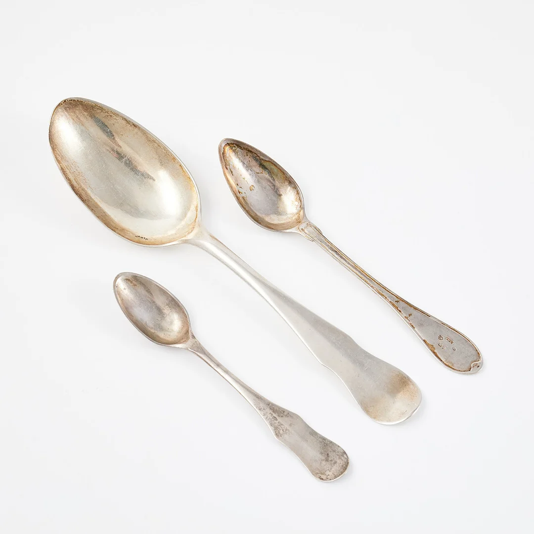 SKEDAR. 1700/1800-tal, 3 st., silver, varav en Petter Eneroth, Stockholm, 1798. — Silver — Stockholms Auktionsverk Sickla