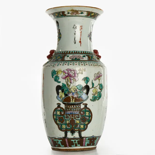 VAS, porslin, Kina, dekor i emaljfärger av blomsterkvistar i arkaiserande kärl samt med kalligrafi, omkring 1900.