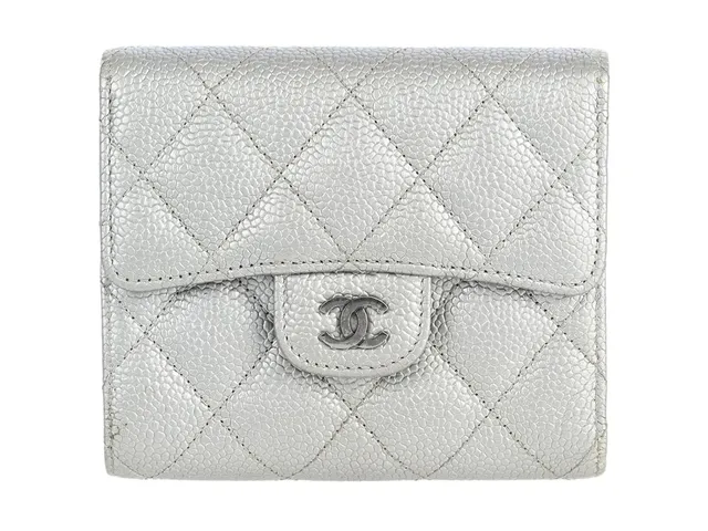 CHANEL, PLÅNBOK, Matelasse Wallet, silver quiltat kaviarläder, silverfärgade beslag, 12x10x1,5 cm, mynt, sedlar, kontokort, hologrammärkt 23577797, år 2017, originalkvitto från 2017, cert, care booklet, dustbag, originalkartong. Good Condition.