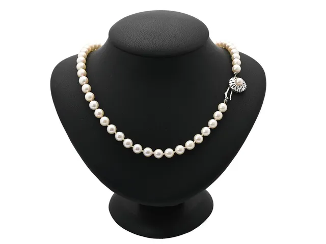 PÄRLCOLLIER, odlade pärlor ca 7,0-7,5 mm, lås i silver, längd 50 cm, knutet, vikt 32,4 g, trasigt lås.