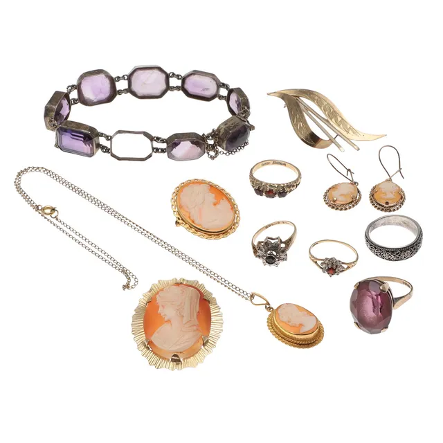 ASSORTED JEWELLERY.