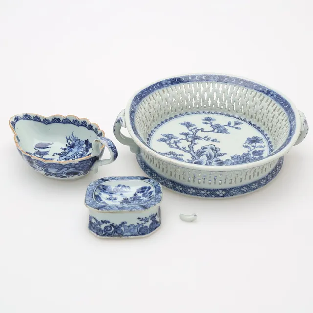 GALLERSKÅL, SALTKAR samt SÅSSNIPA, 3 delar, porslin, Qianlong, Kina, 1700-tal.