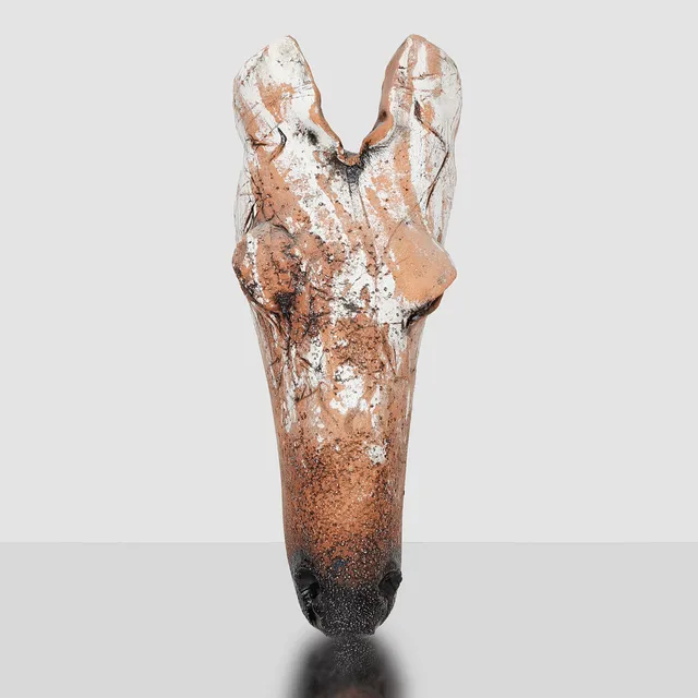 HENRIK ALLERT. Väggskulptur, hästhuvud, chamotterat lergods.