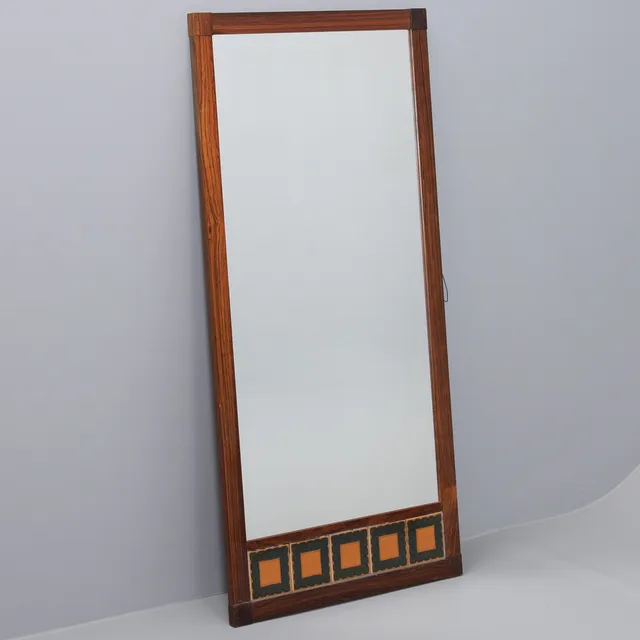 DANSK DESIGN. Rektangulært vægspejl af palisander med keramik klinker. Danmark, 1960'erne.