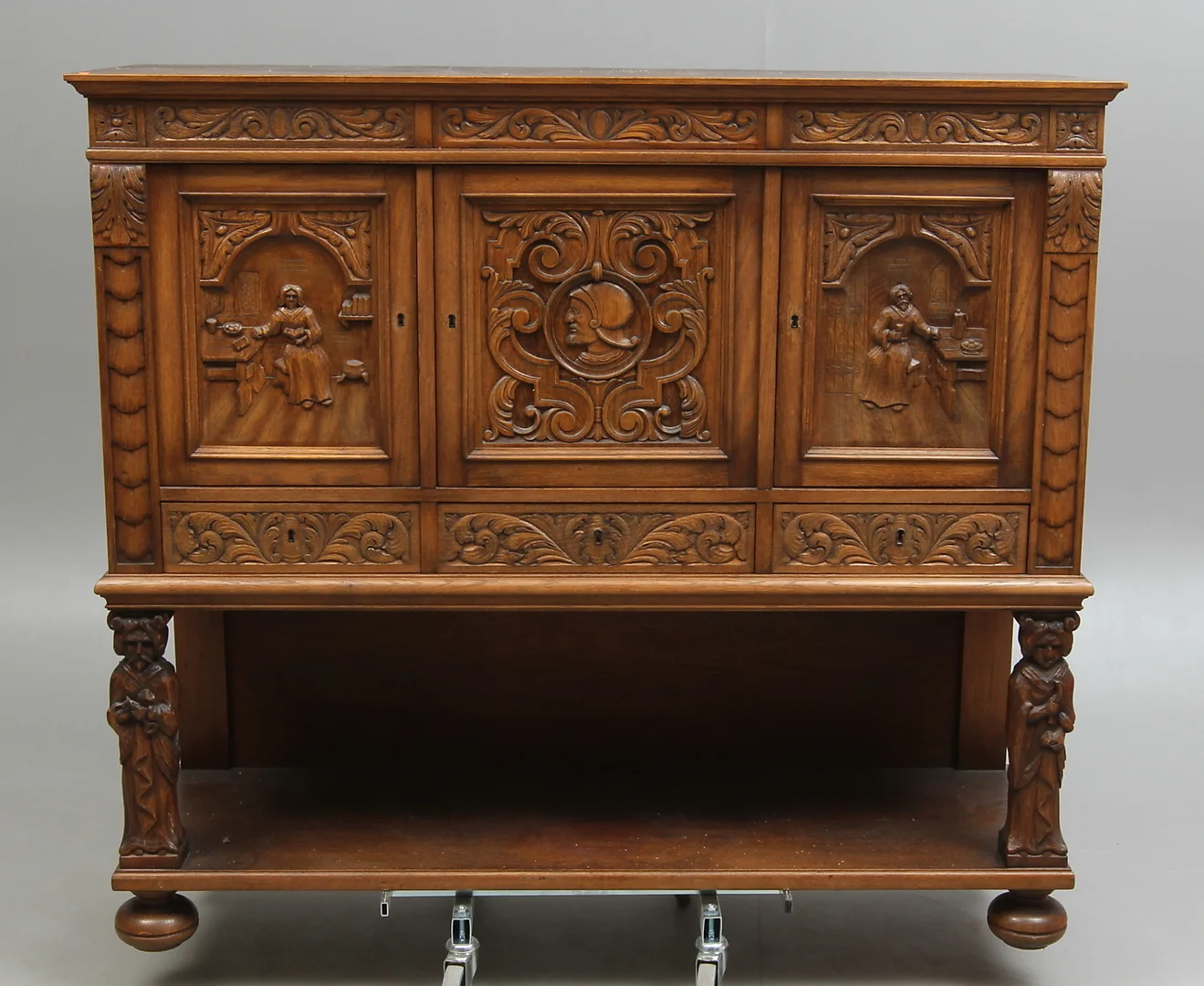 SKÅP, skuren dekor, 1900-tal. — Cupboards, Cabinets & Shelves — Auktionshuset Kolonn