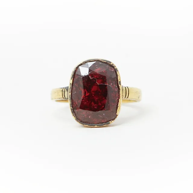RING, 18k guld med syntetisk sten. Vikt ca 4,2 g.