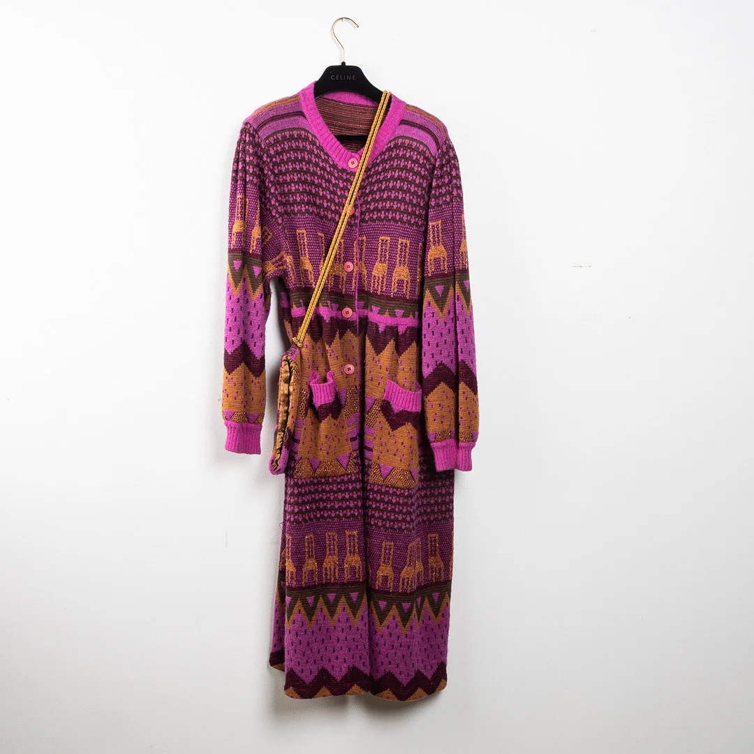 GUNILLA PONTÉN, Stickad Klänning / Långkofta samt muff, Vintage 1970-tal, storlek M (40). — Vintage & Designer Fashion — Stockholms Auktionsverk Helsingborg