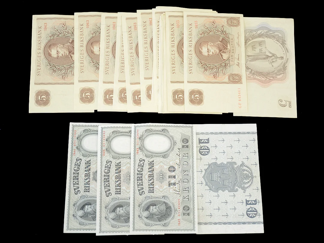 Svenska sedlar, 24st 5-kronor 1955-1963 i gott skick varav en del i numerföljd, 4st 10-kronor 1943-1958 — Mynt/Sedel — Kaplans