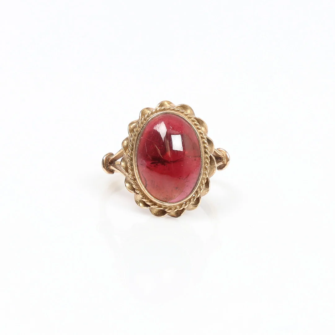 9CT GOLD VINTAGE GARNET RING. — Rings — Bishop & Miller