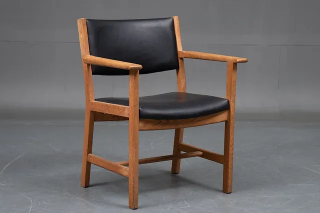 Hans J. Wegner. Armstol, eg med sort læder