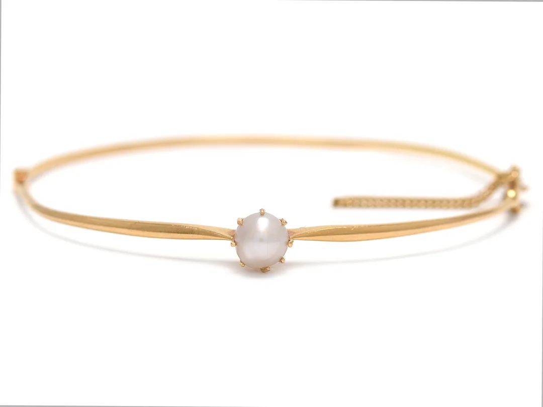 ARMRING, 18K guld, halvpärla, säkerhetskedja, innermått 6 x 5,3 cm, vikt 4,7 g. — Smycken/Armring — Kaplans