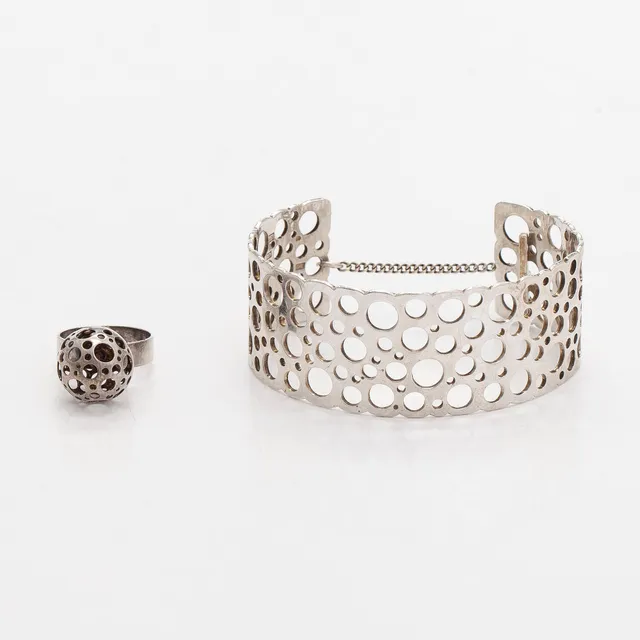 Liisa Vitali, armband och ring, "Nyckelpiga", silver, 1970 - 1971.