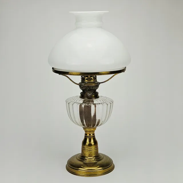 BORDSFOTOGENLAMPA, mässing och glas, 1900-talets första hälft.