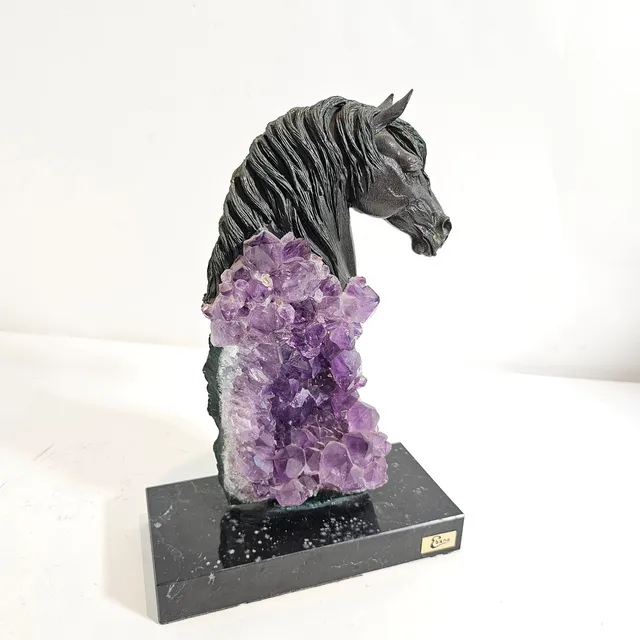 EBANO. ESCULTURA DE CABEZA DE CABALLO CON AMATISTA, BASE EN MÁRMOL.