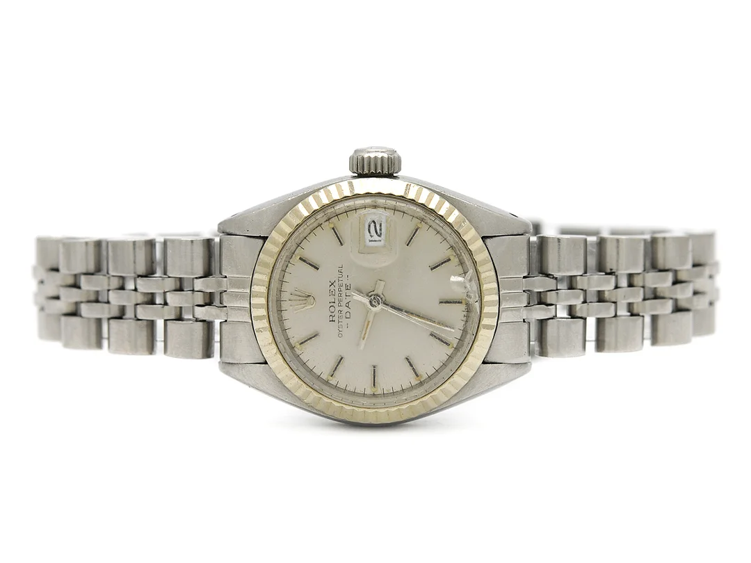 ROLEX, Oyster Perpetual, Date, Ref nr. 6917, Serie nr. 7505052, Cal 2030, Verk nr. 506304, Boett nr. 6900, damur, 26 mm, stål/vitguld, automatisk, plexiglas (skadat), datum, skadad urtavla, defekt, Jubileelänk (skadad), viklås, Ref nr. 62510D-G12/568, ca 1982. — Klockor/Rolex — Kaplans