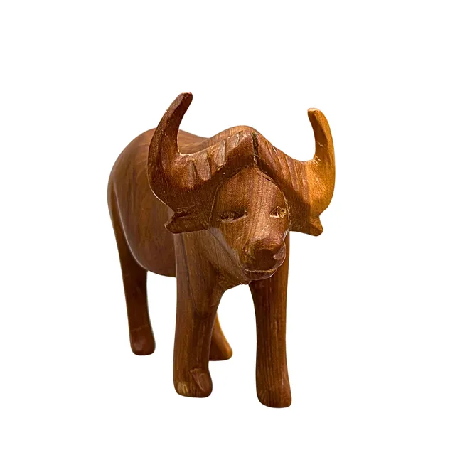 HANDGESCHNITZTER HOLZFIGUR VON EINEM WASSERBÜFFEL.