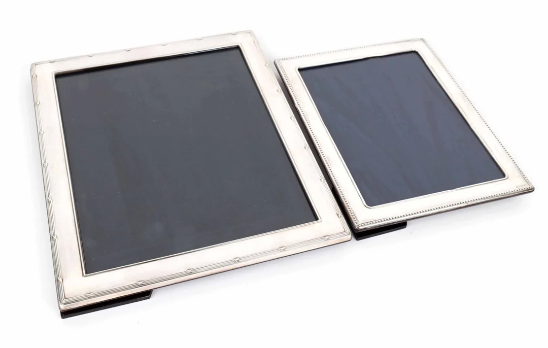 Two English CARRS sterling silver photo frames. (2) — Silver, bronze, copper and pewter/Other silver — Lauritz