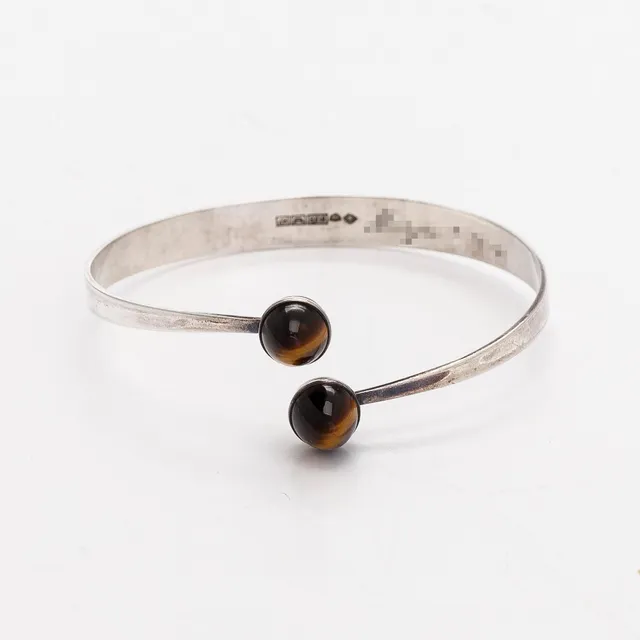 Erik Granit, armband, cabochonslipad tigeröga, silver, Helsingfors 1961.