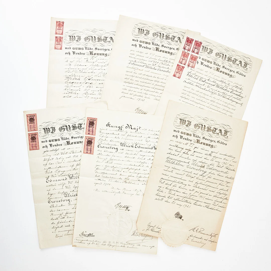 GUSTAV V. Sex egenhändigt undertecknade dokument om utnämningar vid Skånska Dragonregementet. — Autographs & Manuscripts — Stockholms Auktionsverk Magasin 5